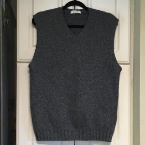 Allude Men’s V-Neck Wool Sweater Vest in Charcoal Gray